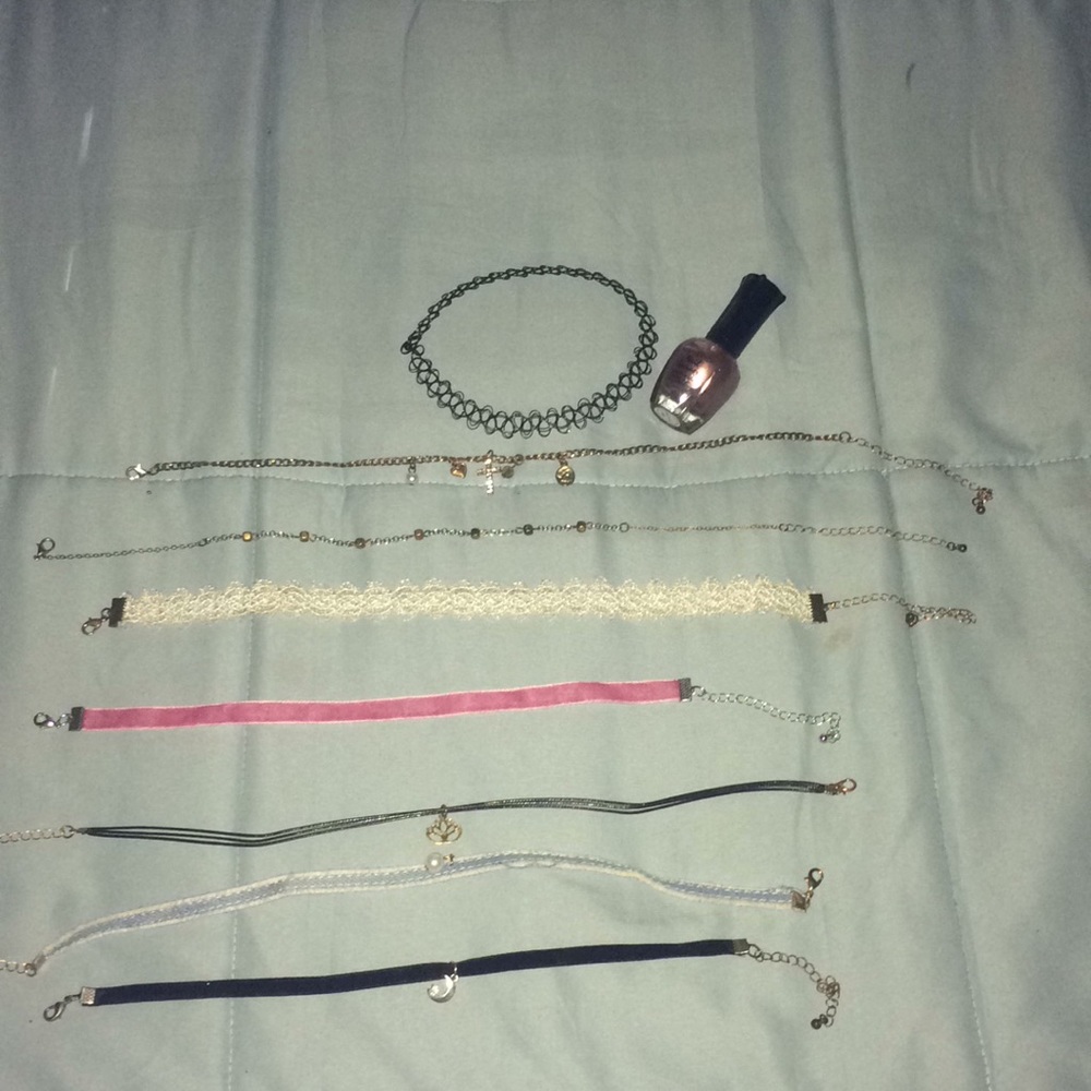 💅🏽Choker bundle with nail polish 💅🏽